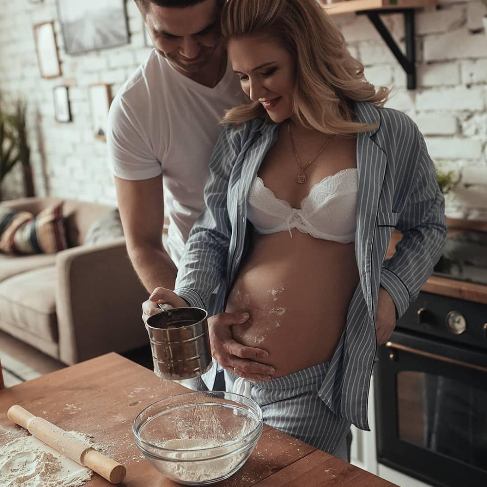 Беременная в кафе